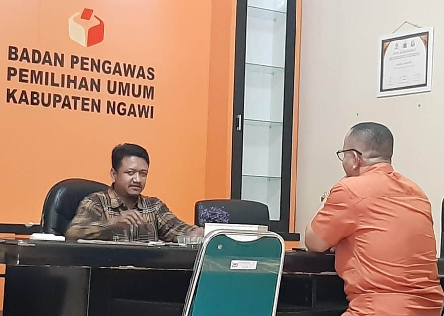 SATU JAM DIPERIKSA: Kabid Olahraga Disparpora Ngawi Istamar memenuhi panggilan Bawaslu Ngawi terkait dugaan pelanggaran netralitas kemarin (4/1). (ASEP SYAEFUL BACHRI/JAWA POS RADAR NGAWI)