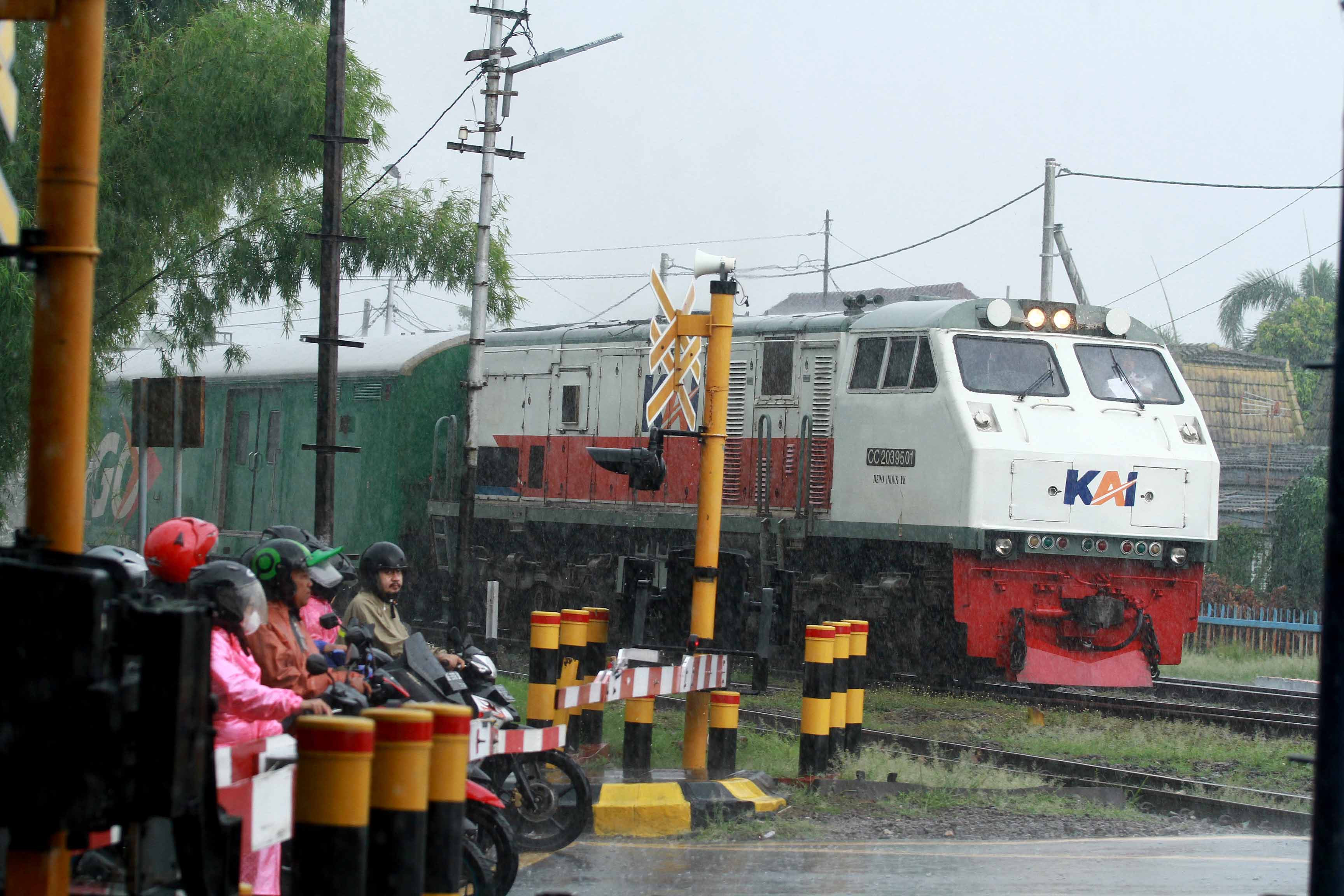DIALIHKAN: Tujuh perjalanan kereta api di wilayah Daop 7 Madiun terdampak insiden kecelakaan antara KA Turangga dengan KA lokal Bandung Raya kemarin (5/1). (BAGAS BIMANTARA/RADAR MADIUN)