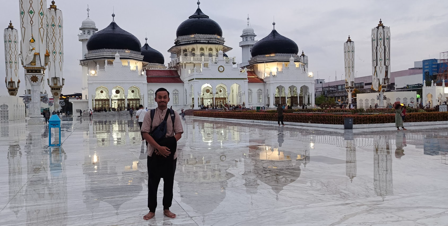 Penulis saat berada di pelataran Masjid Baiturrahman Banda Aceh (DOKUMEN GIFFARRI)