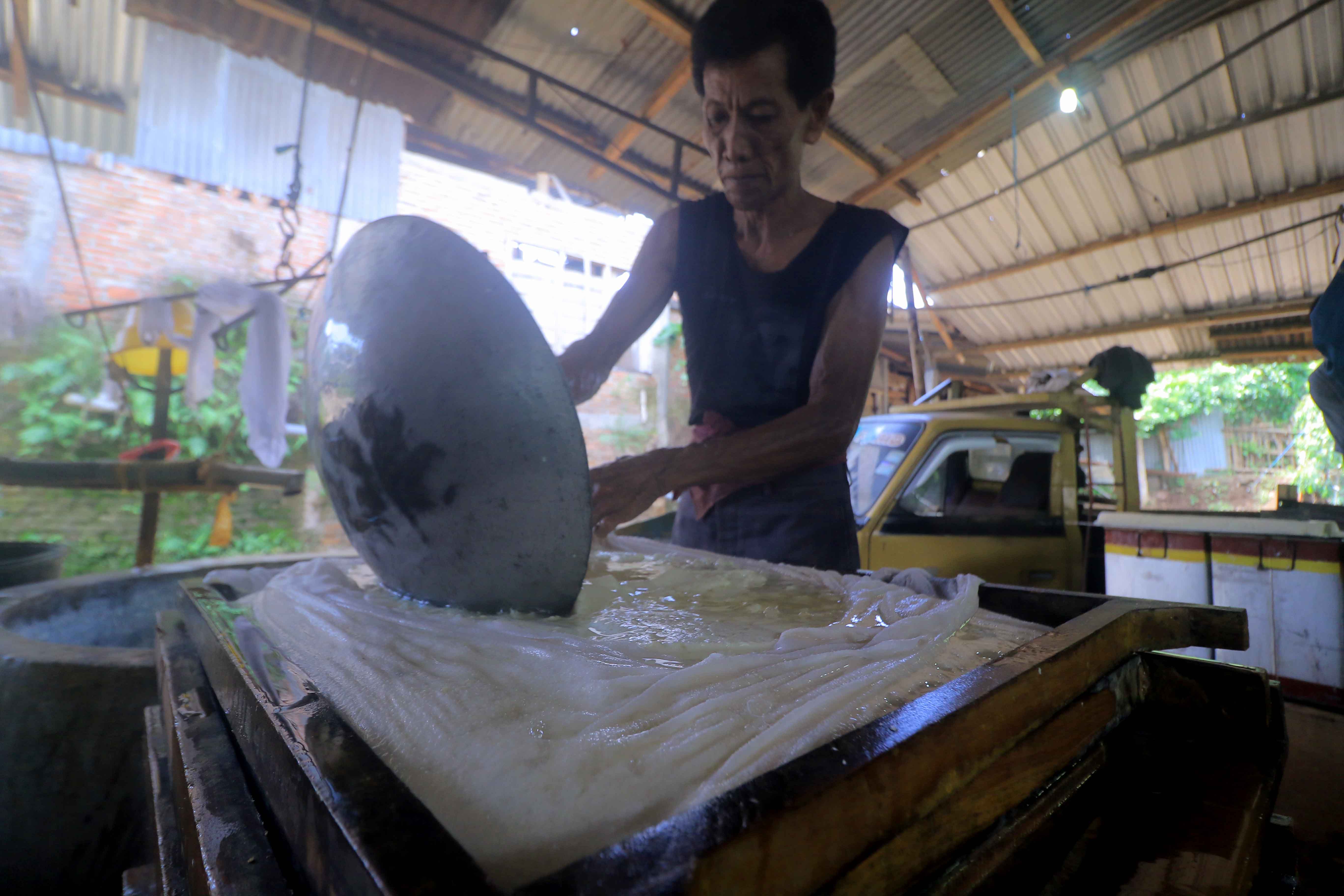 MAHAL: Aktivitas produksi tahu di salah satu pabrik di Desa Kertobanyon, Geger, Kabupaten Madiun, kemarin. (R. BAGUS RAHADI/RADAR CARUBAN)