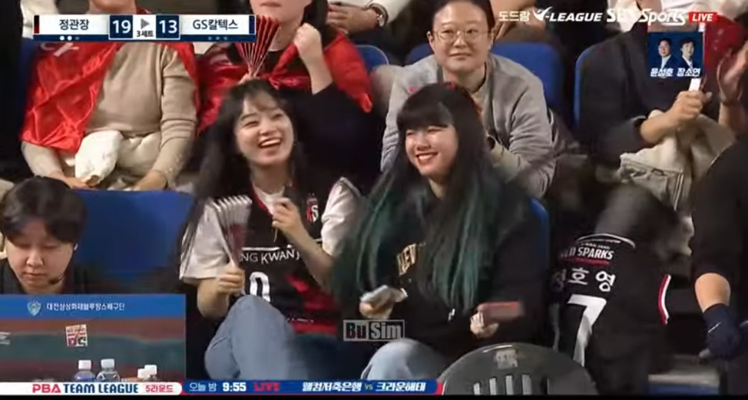 Red Sparks mendapat dukungan penuh ribuan penonton yang memadati stadion. (Tangkapan layar YouTube)