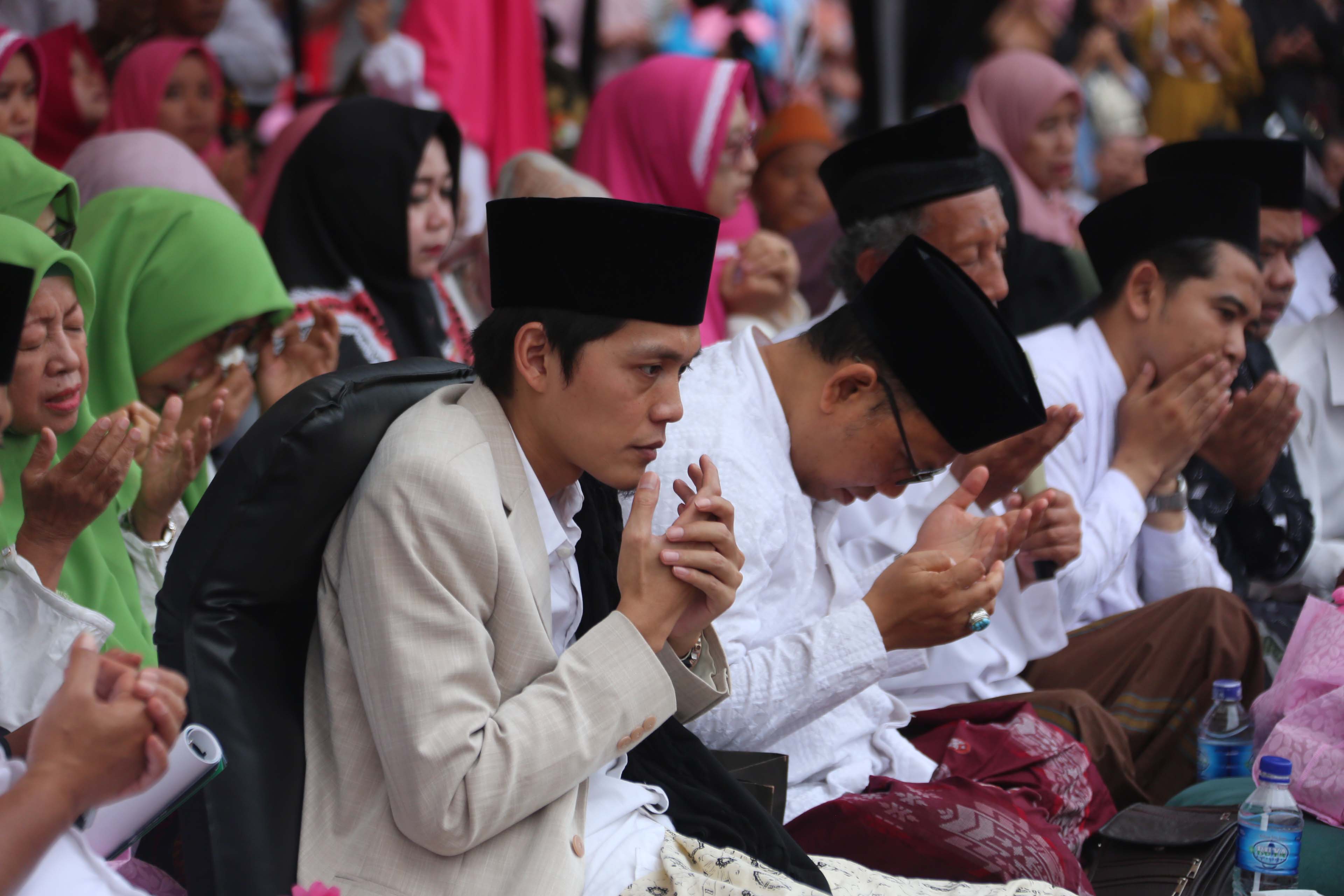 FULL ST NYELL: Gus Iqdam saat mengisi pengajian di Alun-alun Ponorogo Desember 2023 lalu. (PROKOPIM PEMKAB PONOROGO UNTUK JAWA POS RADAR MADIUN)