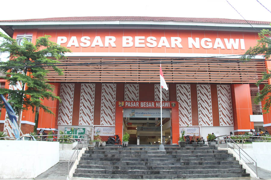 MASIH PROSES: Perbaikan Pasar Besar Ngawi (PBN) belum selesai kendati kontrak berakhir bulan ini. (ASEP SYAEFUL BACHRI/JAWA POS RADAR NGAWI)