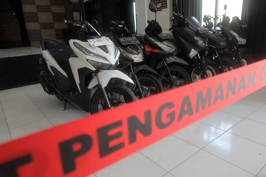 SAKSI BISU: Polres Magetan mengamankan sejumlah barang bukti kasus kriminal sepanjang tahun 2023. (AJI PUTRA/RADAR MAGETAN)