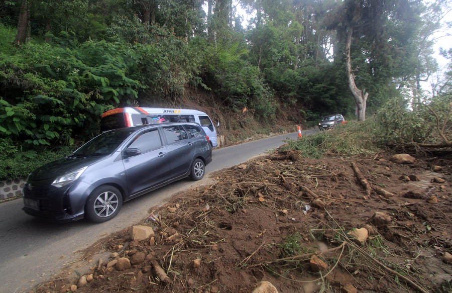 NORMAL: Jalur wisata menuju ke Telaga Sarangan sudah bisa dilewati mulai kemarin (7/1) setelah sempat tertutup material longsor, Jumat (5/1) lalu.