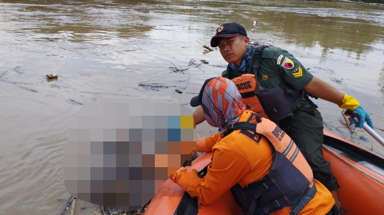 EVAKUASI: Petugas BPBD dan TNI mengevakuasi jasad bocah kecil yang mengapung di Bengawan Solo, Bojonegoro. Ciri-cirinya mirip dengan anak hilang asal Kota Madiun. (BPBD BOJONEGORO)
