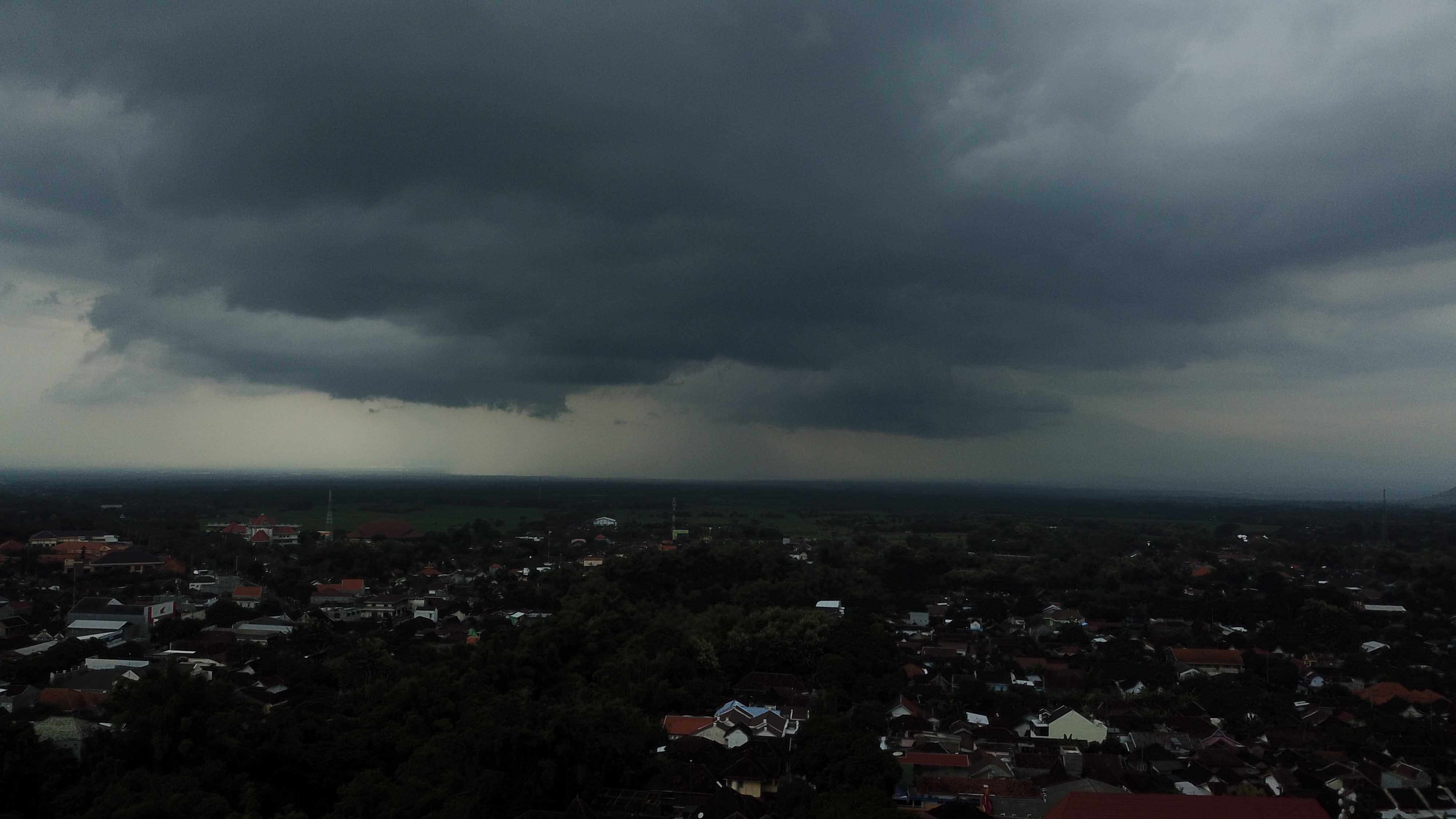 ILUSTRASI: Cuaca ekstrem musim menghantui sejumlah wilayah di Madiun Raya.&nbsp;(DOKUMEN RADAR MADIUN)