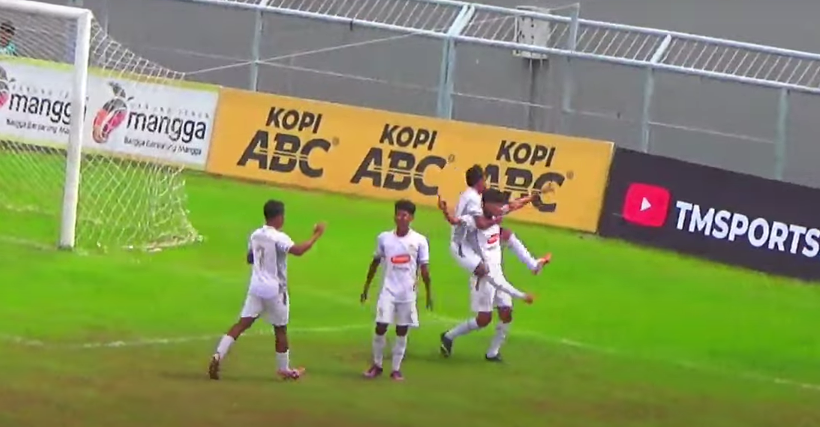 SELEBRASI: Para pemain MPFC merayakan gol ke gawang Banyuwangi Putra, Senin (8/1) siang. (YOUTUBE PSSI JATIM)