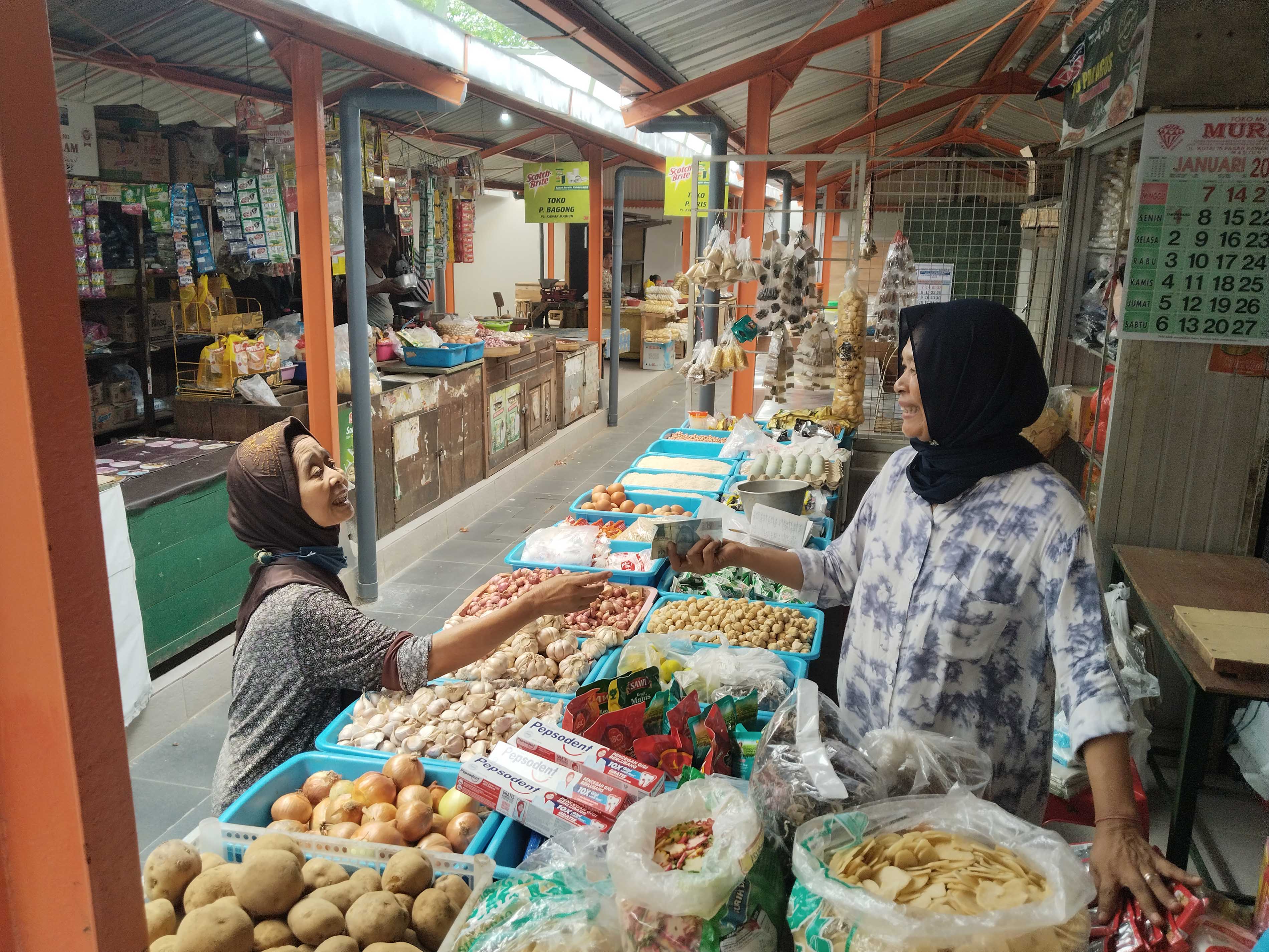EKONOMI BERPUTAR: Sejumlah pedagang yang sebelumnya menempati lahan relokasi di Jalan Kutai sudah mulai berjualan di dalam Pasar Kawak setelah direnovasi kemarin (8/1). (BAGAS BIMANTARA/RADAR MADIUN)