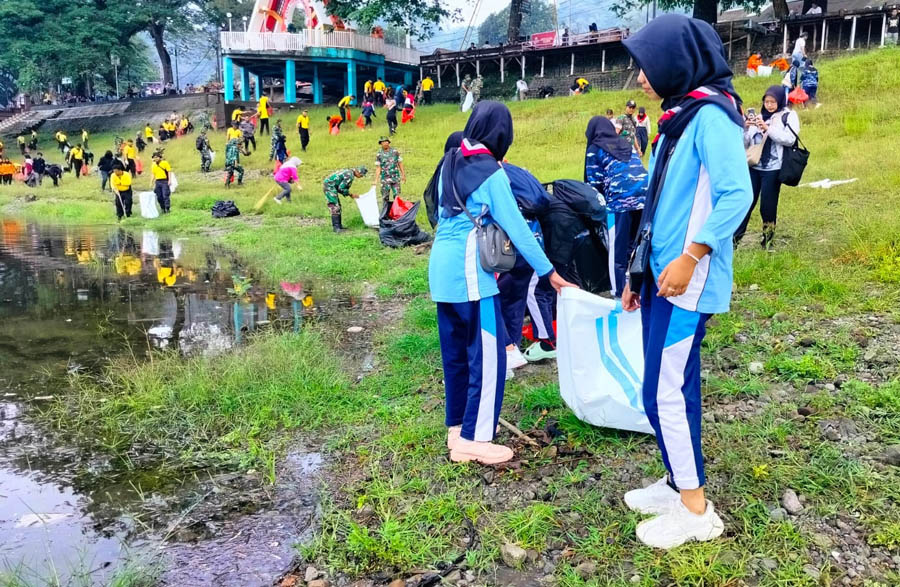 PEDULI LINGKUNGAN: Puluhan relawan, anggota komunitas, ASN dan TNI/Polri gotong royong membersihkan sampah di Telaga Ngebel, Minggu (7/1) kemarin.