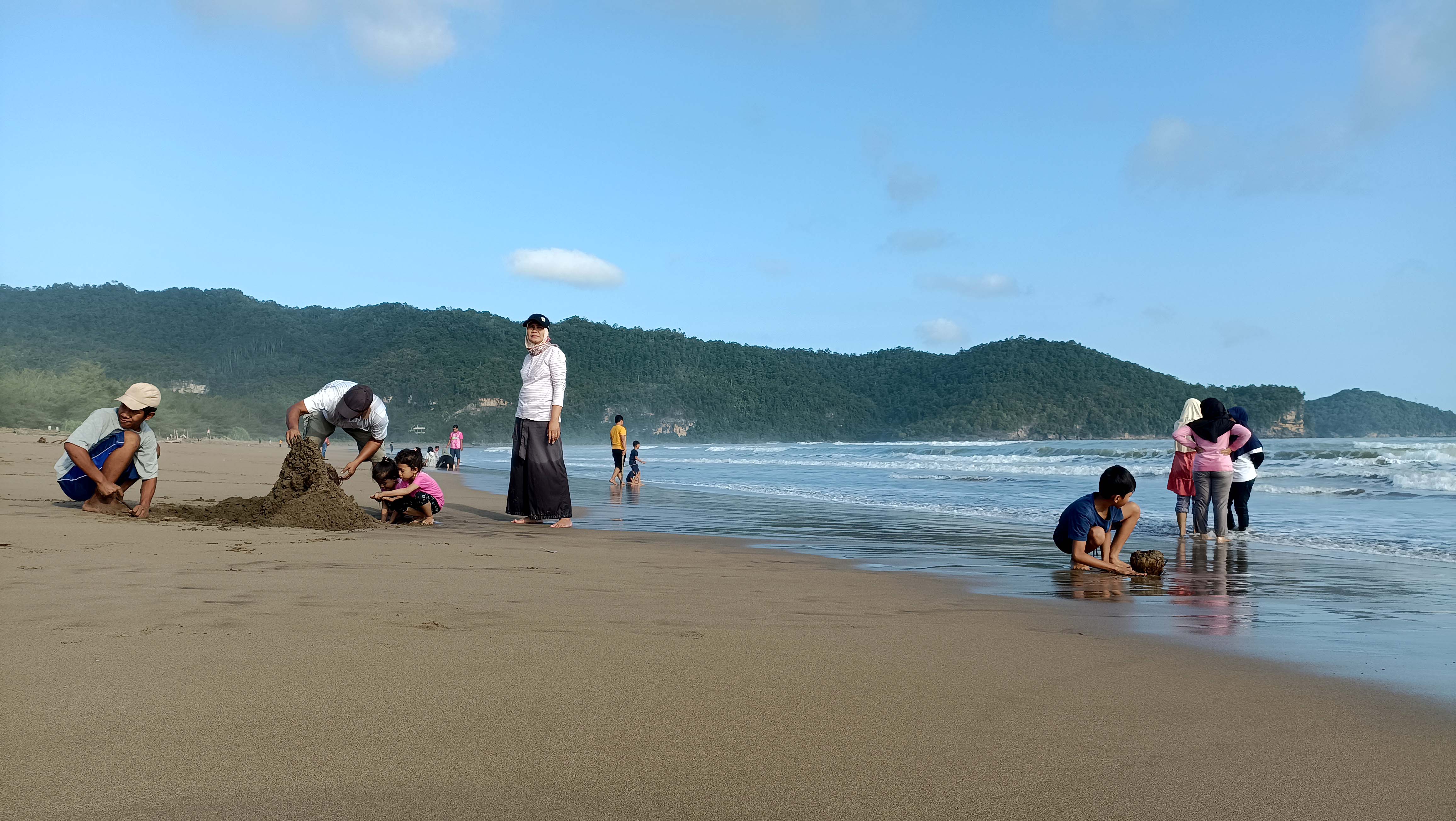DESTINASI PANTAI: Pacitan memiliki beragam objek wisata. Sayangnya, angka kunjungan wisata sepanjang tahun lalu tak terkerek. (NUR CAHYONO/RADAR PACITAN)