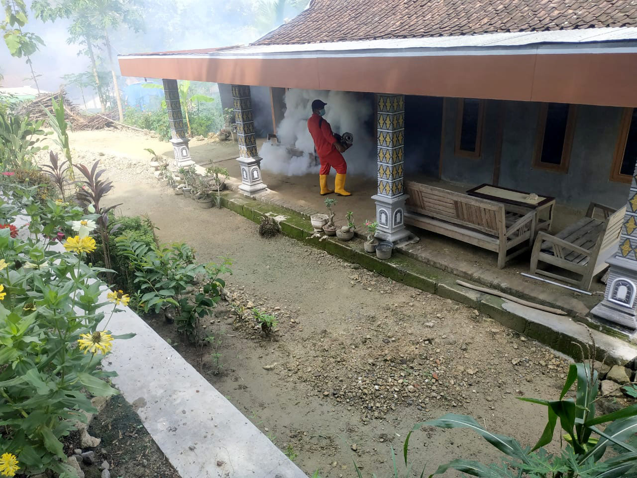 PENGASAPAN: Petugas melakukan fogging untuk berantas jentik nyamuk&nbsp;Aedes Aegypti di salah satu rumah warga Kelurahan Ketanggi, Ngawi, kemarin.&nbsp;