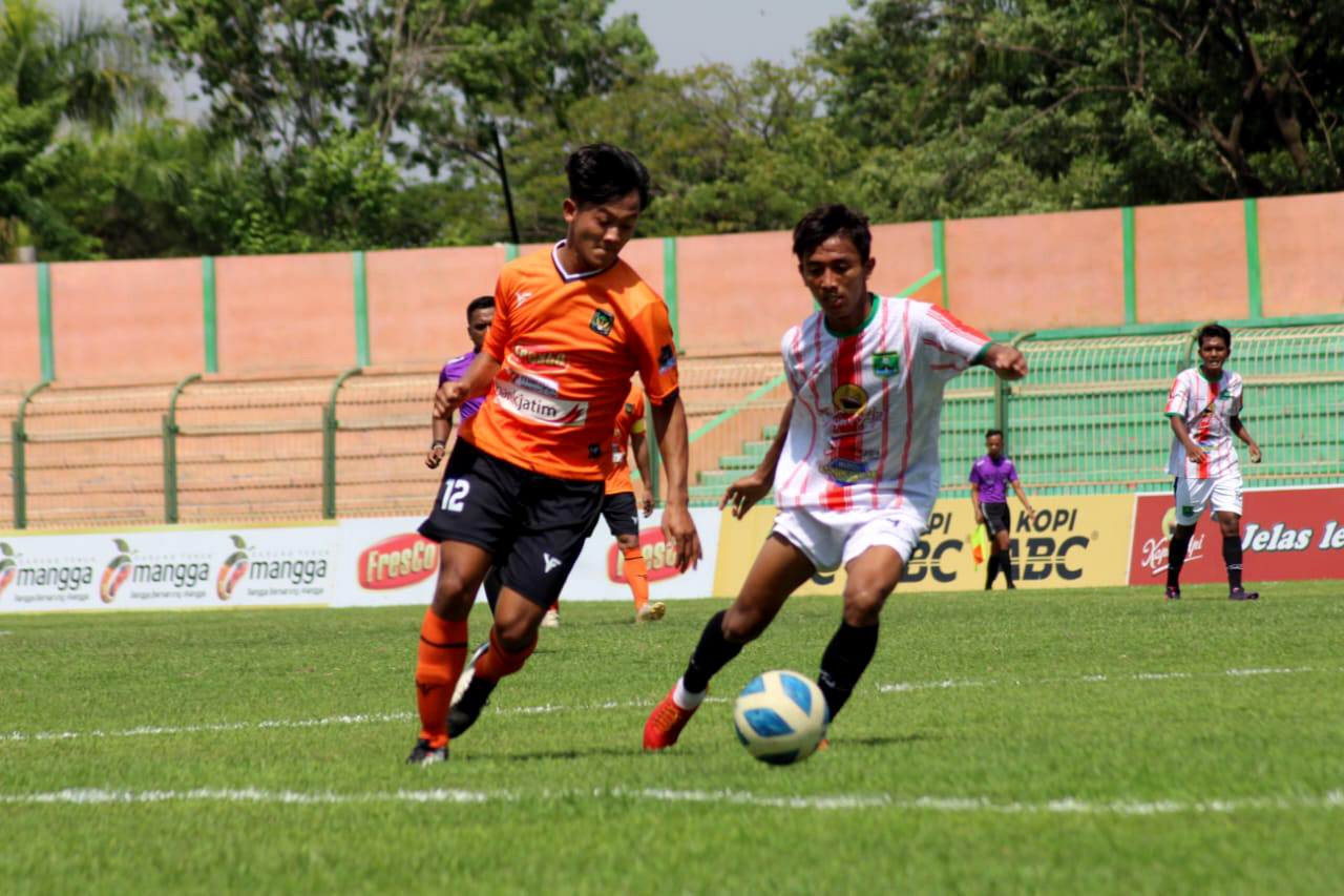 KETAT: Pemain Persekama dan Persekabpas Pasuruan berebut bola dalam laga lanjutan 28 besar Liga 3 Jatim di Stadion Letjen H Soedirman, Bojonegoro, Januari 2024 lalu.