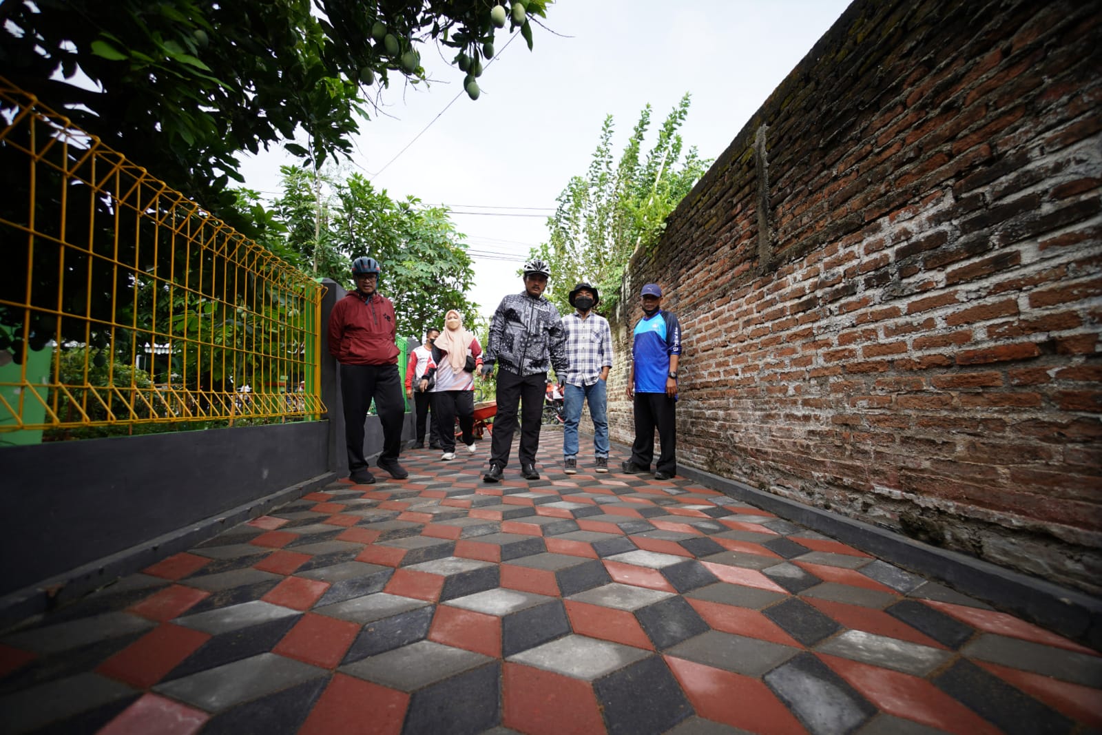 PRIORITAS: Wali Kota Madiun Maidi ketika meninjau hasil program pavingisasi yang telah selesai dikerjakan pada tahun 2023. (BAGAS BIMANTARA/JAWA POS RADAR MADIUN)