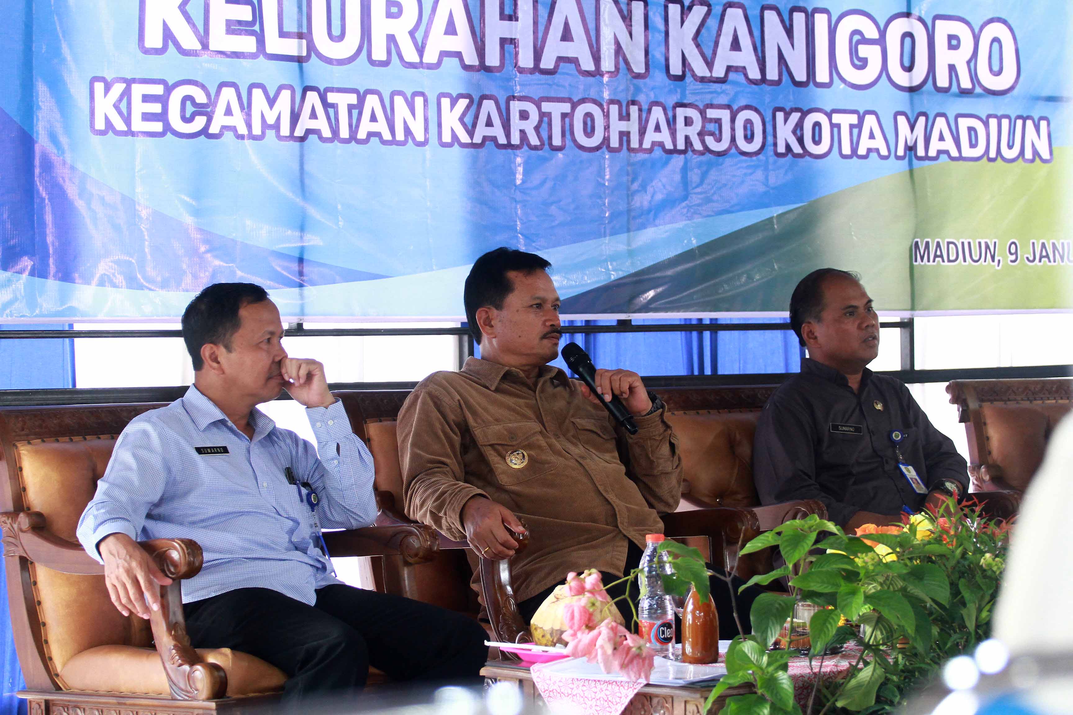 SERIUS: Wali Kota Madiun Maidi saat memimpin rapat musrenbang 2025 di Lapak Kampir, Kelurahan Kanigoro, Kartoharjo, Selasa (9/1). (BAGAS BIMANTARA/RADAR MADIUN)