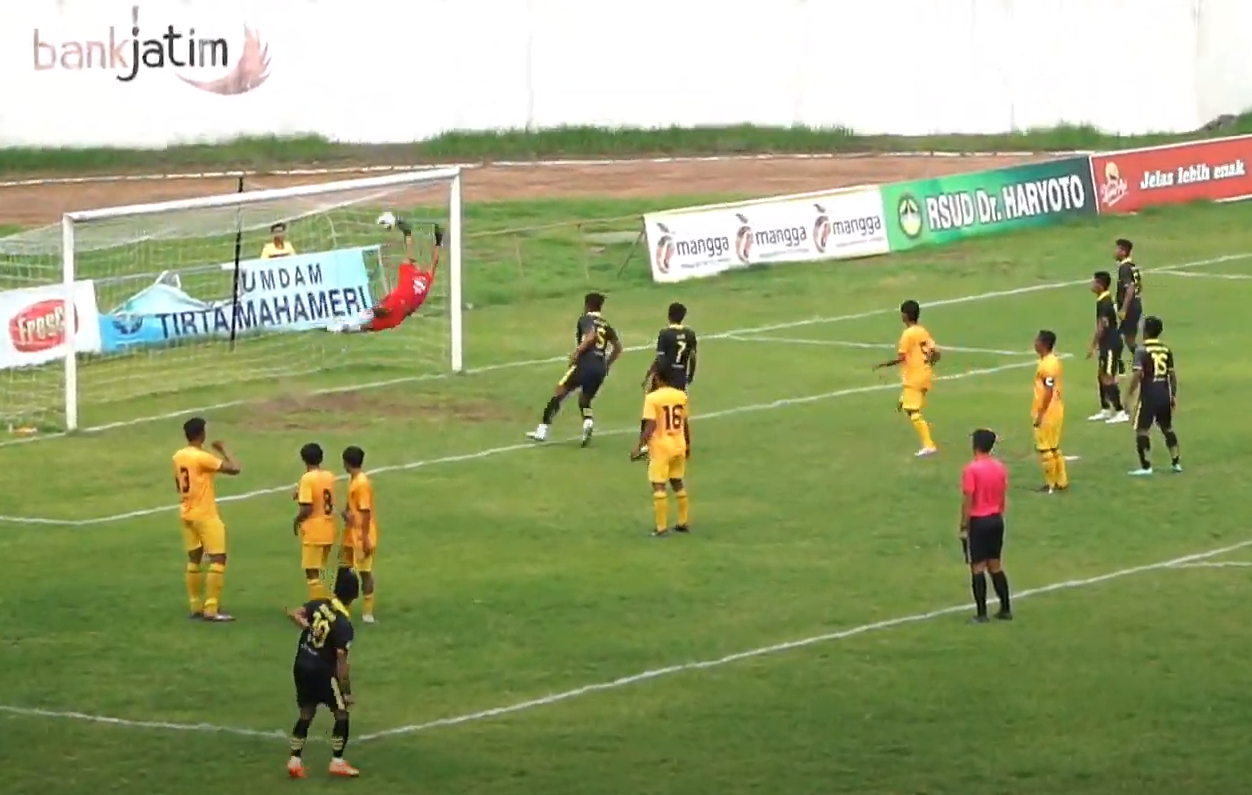 GOL INDAH: Ridwan mencetak gol pertama PSM ke gawang AC Majapahit dari tendangan bebas di sudut kotak penalti lawan. (YOUTUBE PSSI JATIM)