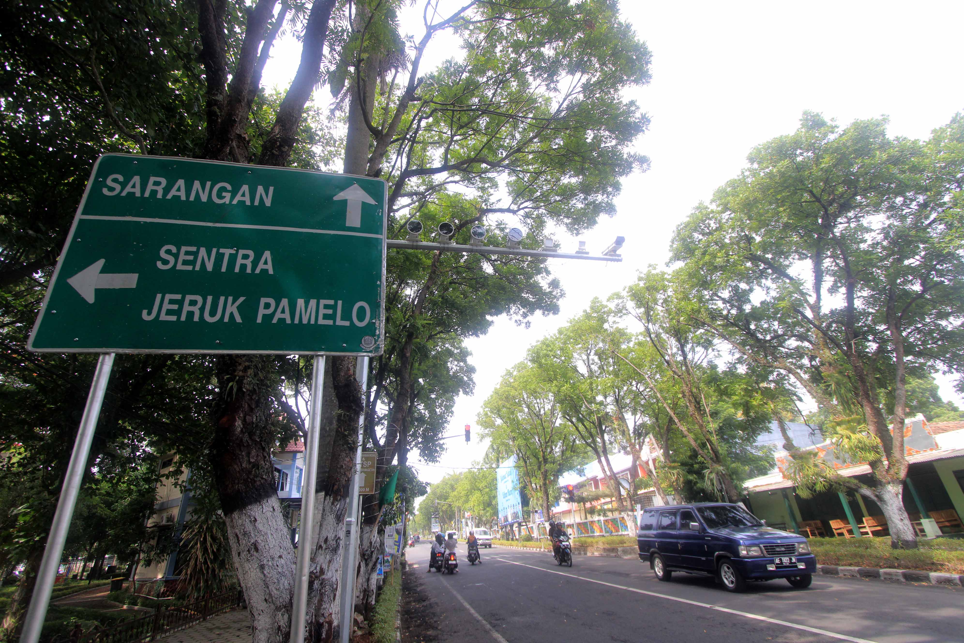 CANGGIH: Kamera ETLE terpasang di pertigaan Yosonegoro untuk merekam pengendara yang melanggar aturan lalu lintas.&nbsp;
