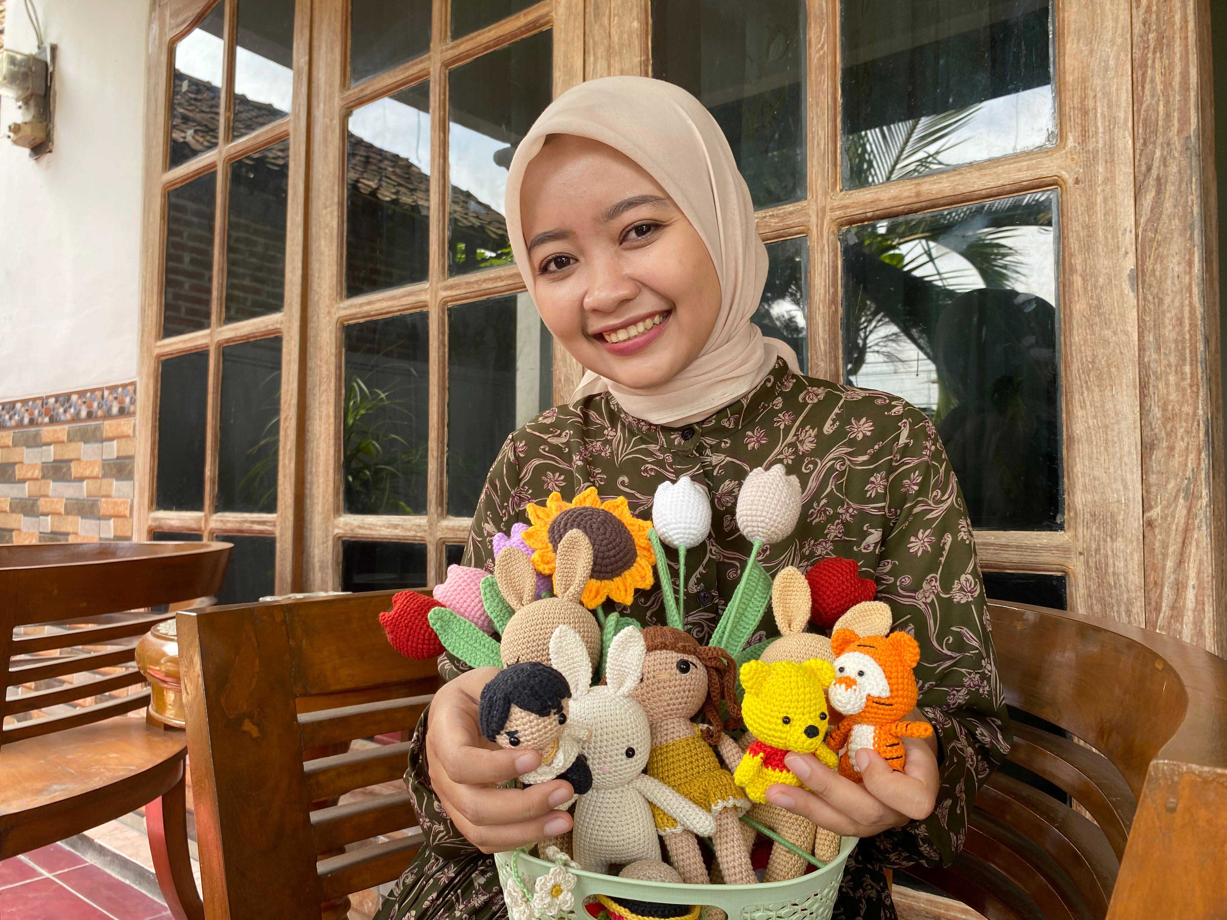ULET: Hutami Widya Pratiwi menunjukkan beberapa koleksi boneka amigurumi buatannya. (DIAN RAHAYU/RADAR CARUBAN)