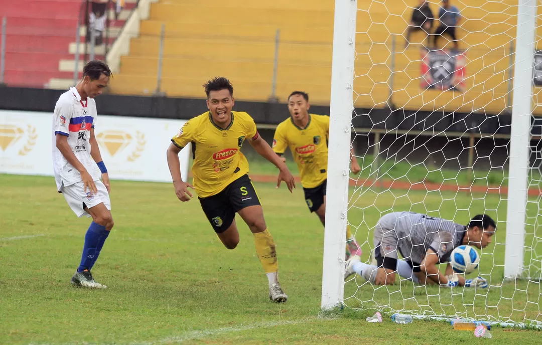 SANG PAHLAWAN: Winger PSM Madiun Ridwan Pri Handoko menyumbangkan satu gol dan tiga assist bagi kemenangan timnya atas AC Majapahit di Lumajang, kemarin (9/1). (BAGAS BIMANTARA/RADAR MADIUN)