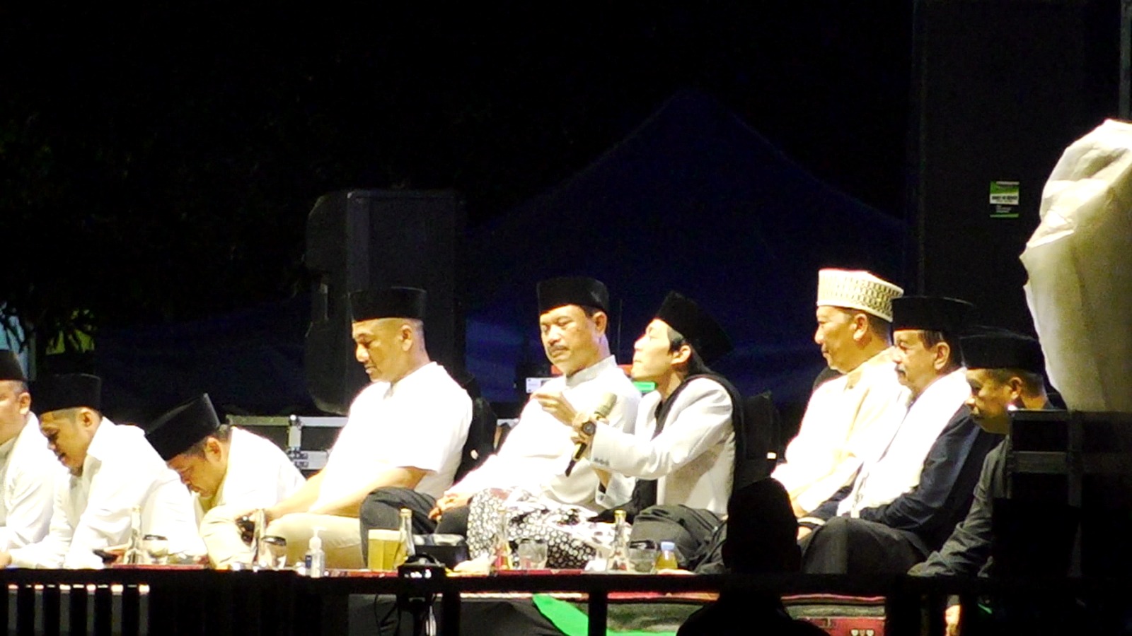 NGAJI BARENG: Gus Iqdam saat mengisi pengajian di Lapangan Rejomulyo, Kota Madiun, Selasa (9/1). (OKTA NUR/RADAR MADIUN)