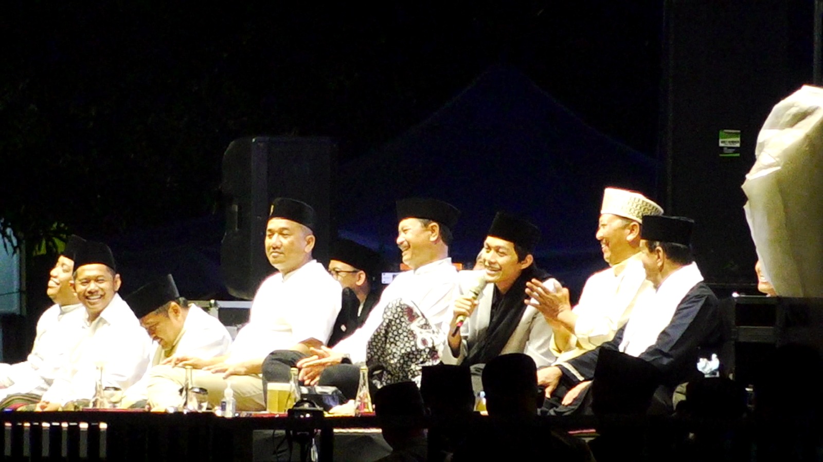 NGAJI BARENG: Gus Iqdam saat mengisi pengajian di Lapangan Rejomulyo, Kota Madiun, Selasa (9/1). (OKTA NUR/RADAR MADIUN)