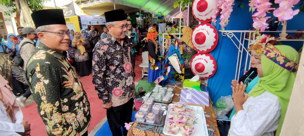 HARI AMAL BAKTI: Kepala Kemenag Ngawi Moh. Wahib bersama tamu undangan meninjau stan pameran P5-P2RA kemarin.&nbsp;