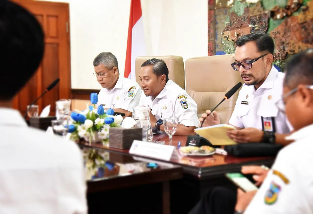 TUNTUT HAK: Puluhan tenaga honorer P-3 berdialog dengan Bupati Pacitan Indrata Nur Bayuaji di pendapa pemkab setempat kemarin (10/1). (PROKOPIM PACITAN)