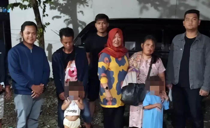 DIBINA: Pengemis satu keluarga yang mengeksploitasi anak diamankan dan dibina petugas Dinsos Grobogan.