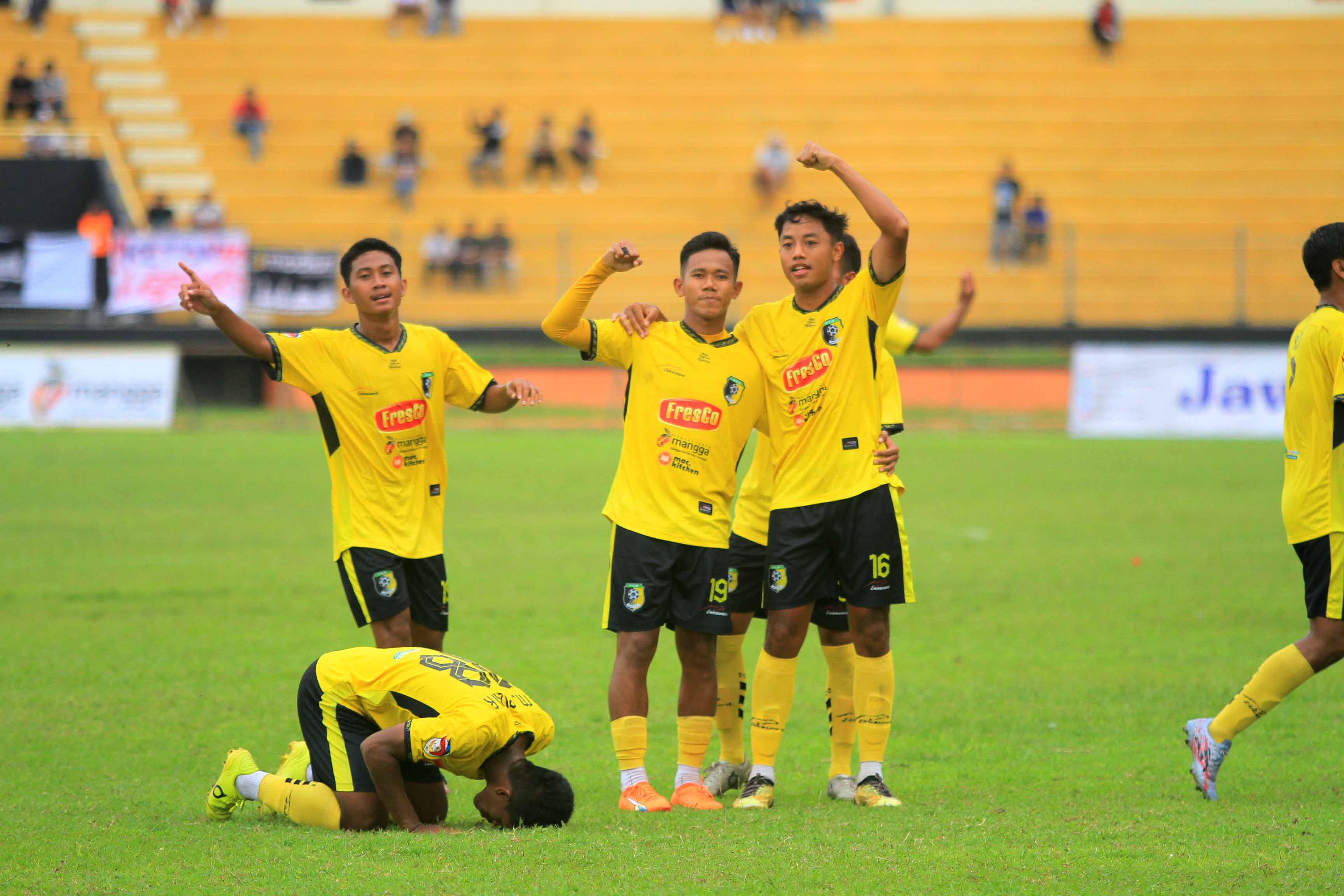 PRODUKTIF: Ridwan Pri Handoko menjadi pahlawan PSM Madiun dengan mencetak satu-satunya gol kemenangan saat menghadapi PSIL Lumajang di Stadion Semeru kemarin (11/1).&nbsp;(BAGAS BIMANTARA/RADAR MADIUN)