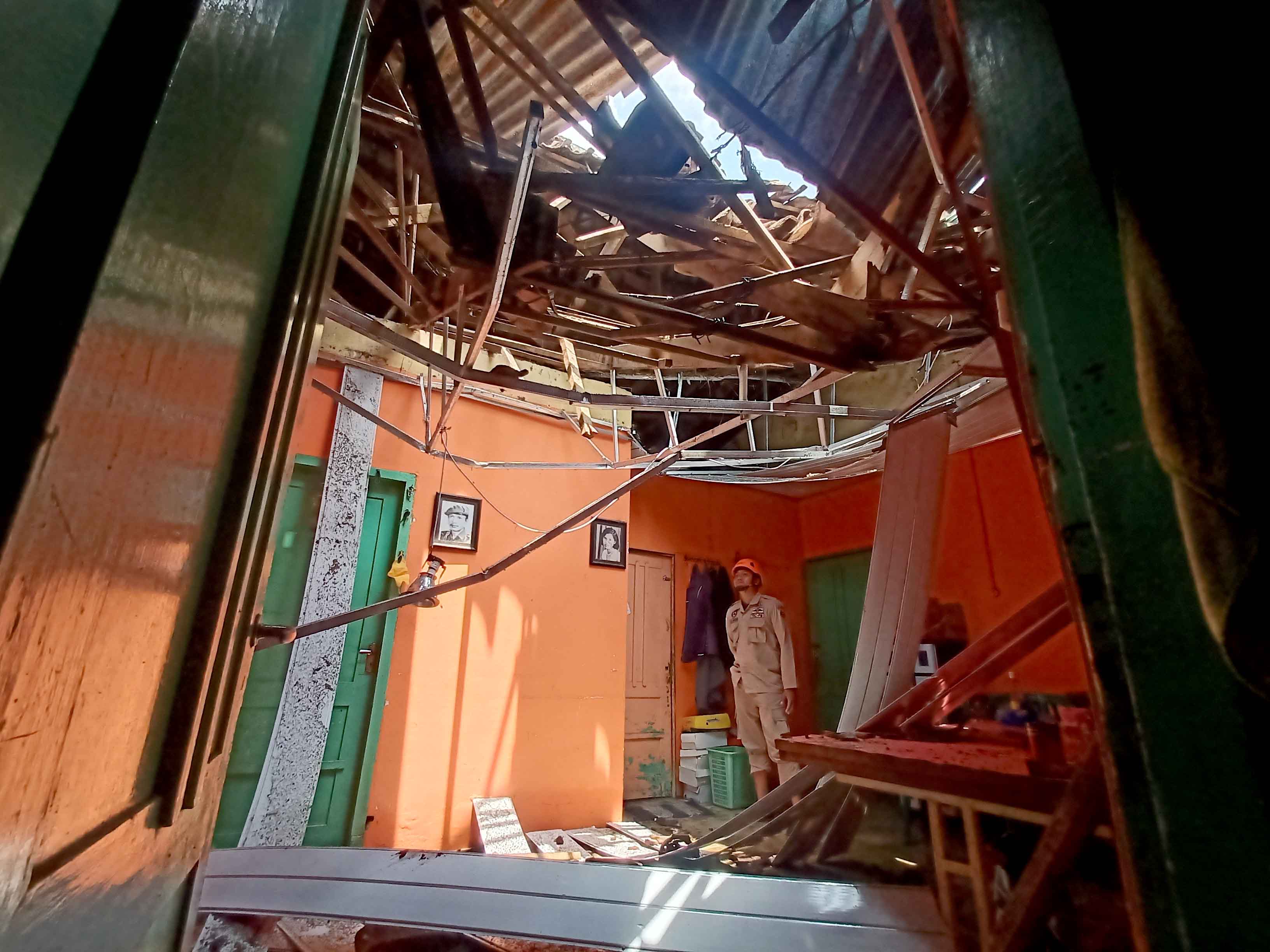 RUSAK: Kondisi rumah Bambang warga Kelurahan Kejuron, Taman, yang roboh akibat hujan disertai angin Rabu (10/1) lalu. (BAGAS BIMANTARA/RADAR MADIUN)