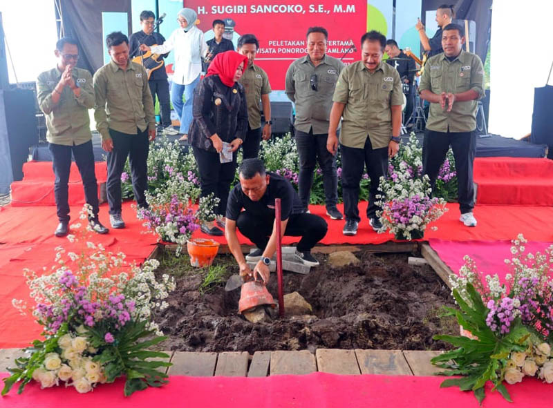 IKLIM INVESTASI: Bupati Sugiri Sancoko meletakan batu pertama di lokasi wahana Ponorogo Dreamland, Kelurahan Cokromenggalan kemarin (11/1).