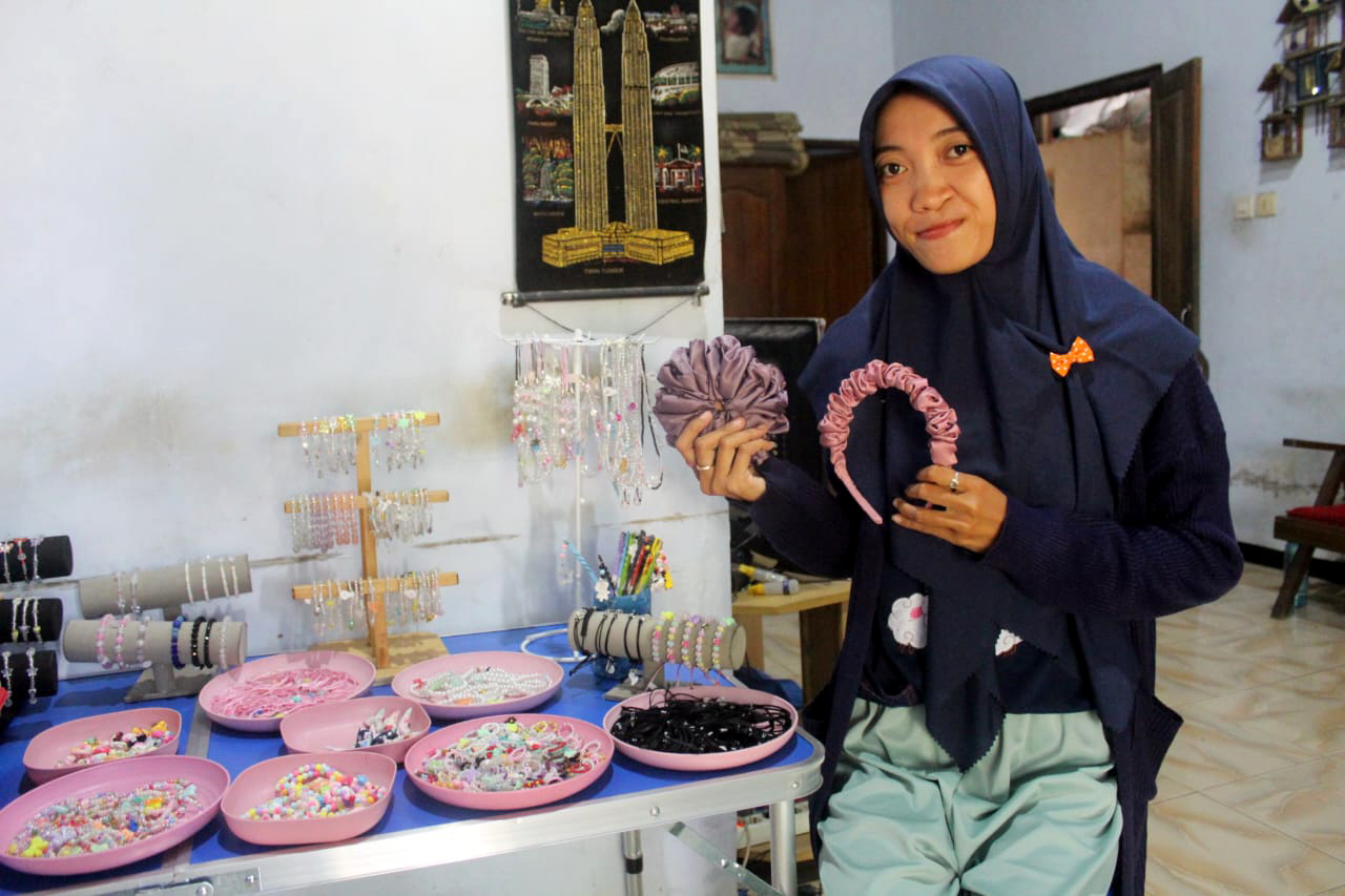 KERAJINAN TANGAN: Rose Wati menunjukkan berbagai macam jenis aksesoris hasil karyanya kemarin (13/1).&nbsp;(ABRIYANTO/RADAR MADIUN)
