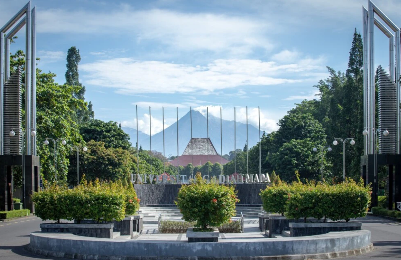 KAMPUS IMPIAN: Gerbang utama masuk kompleks Universitas Gadjah Mada atau UGM.