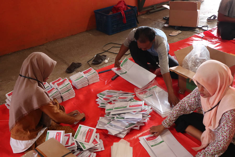 MENUJU COBLOSAN: KPU Ponorogo melibatkan 220 warga sekitar gudang penyimpanan logistik Pemilu 2024 menjalankan tugas sortir lipat surat suara.