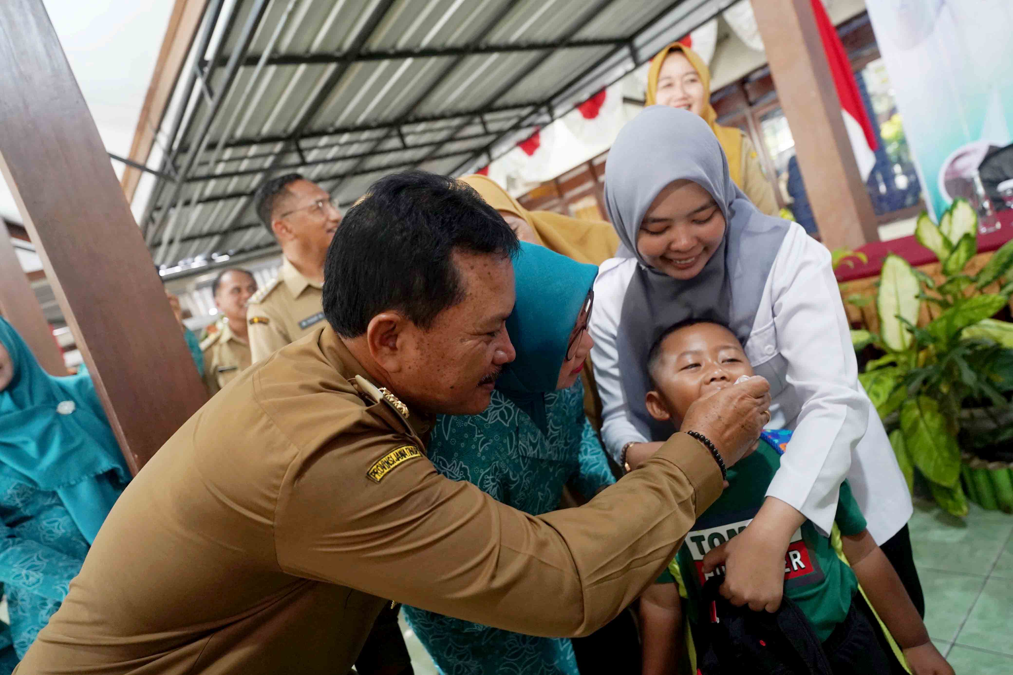 KESEHATAN: Wali Kota Madiun Maidi saat mendampingi pelaksanaan PIN Polio di di Kelurahan Manisrejo, Taman, kemarin (15/1).&nbsp;(DISKOMINFO KOTA MADIUN)