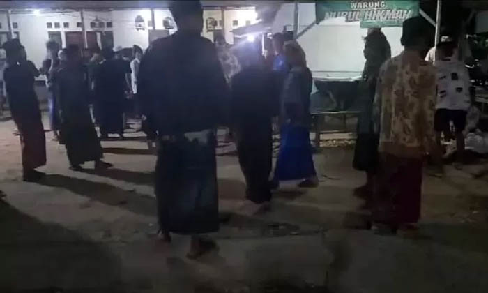 Sejumlah warga berdatangan ke TKP tewasnya empat warga di Desa Bumi Anyar, Kecamatan Tanjung Bumi, Bangkalan, Jawa Timur, pada Jumat (12/1) malam. (Radar Madura)