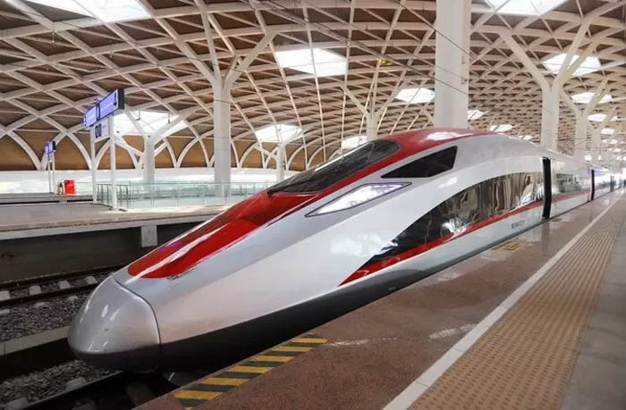 Kereta cepat Whoosh yang menghubungkan Jakarta-Bandung.