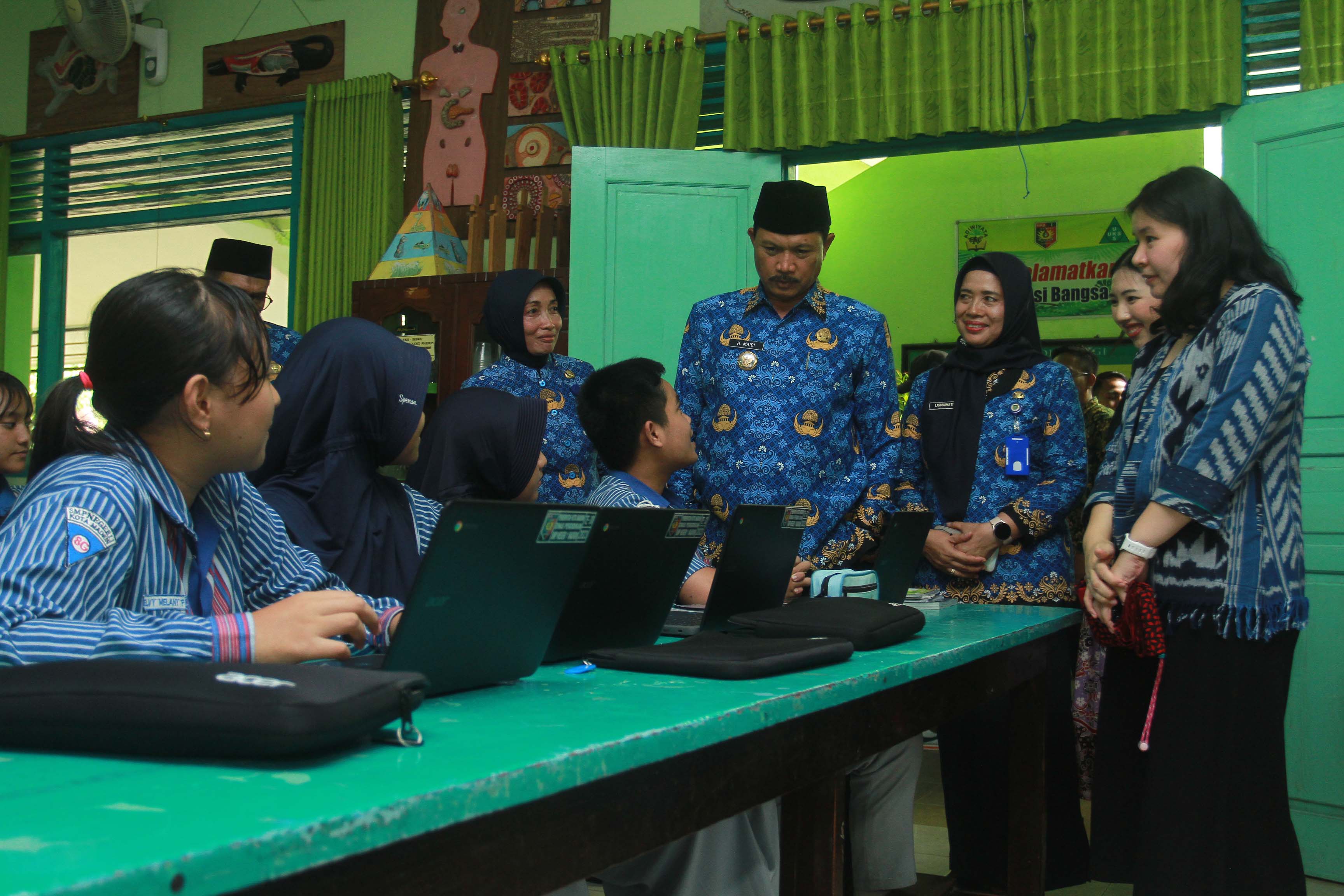 INOVASI: Wali Kota Madiun Maidi mengecek pembelajaran di salah satu SMPN rujukan Google beberapa waktu yang lalu.&nbsp;(BAGAS BIMANTARA/RADAR MADIUN)