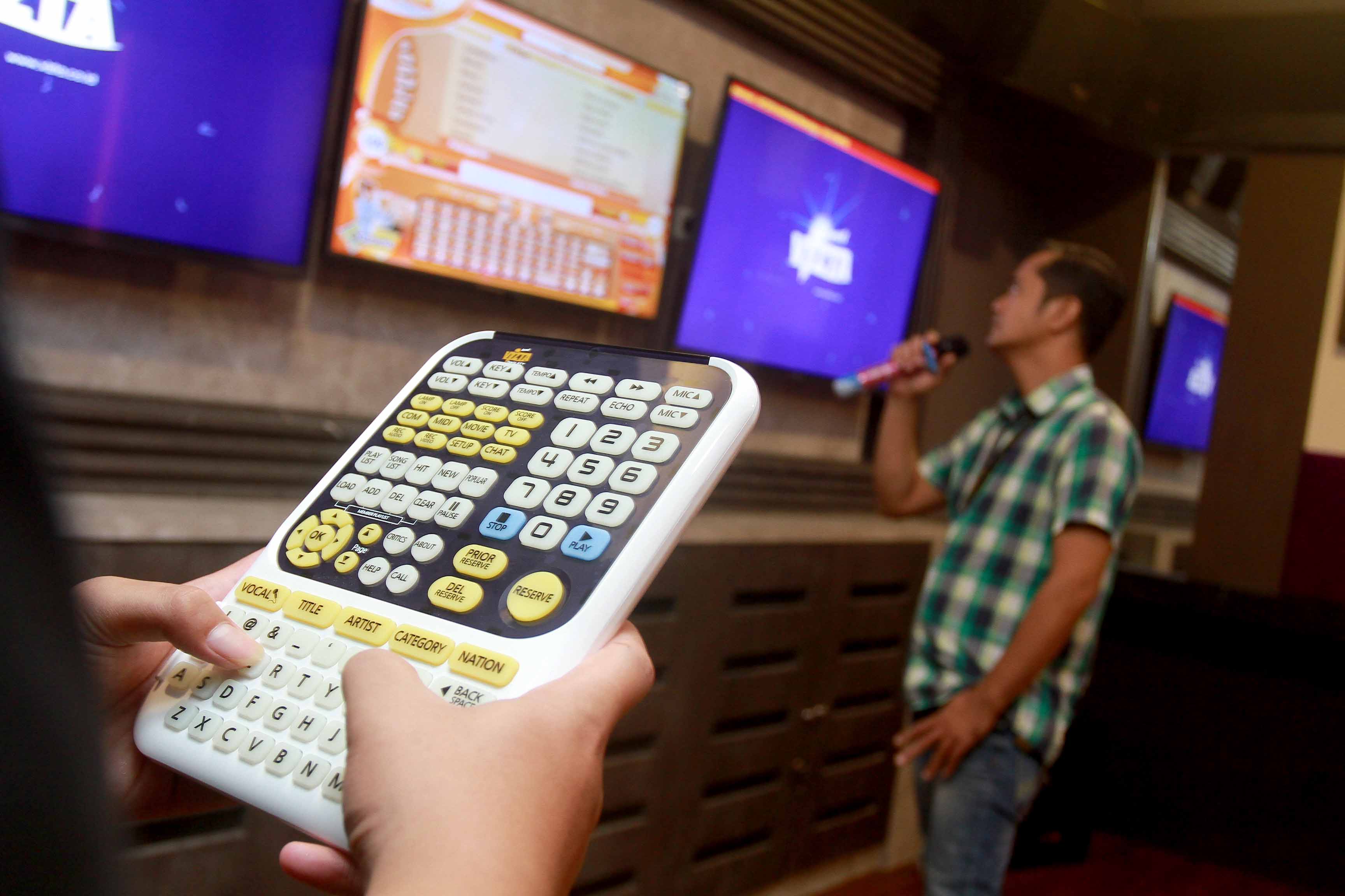 KARAOKE KELUARGA: Inul Vista Family KTV Madiun menjadi salah satu tempat hiburan yang terdampak kenaikan pajak hiburan.&nbsp;(BAGAS BIMANTARA/RADAR MADIUN)