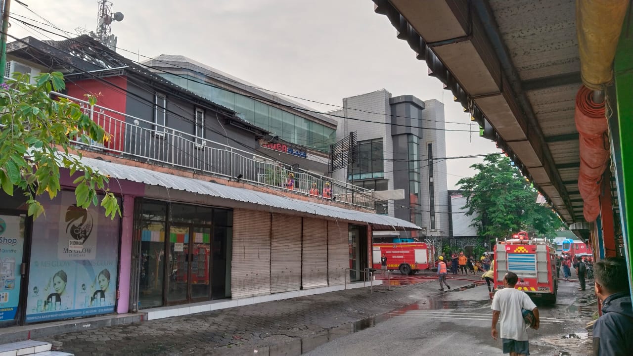 ALL OUT: Petugas Satpol PP dan Damkar Kota Madiun berjibaku memadamkan api di Famous Cafe & Karaoke, Presiden Plaza, Madiun, Rabu (17/1) pagi. (OKTA NUR/RADAR MADIUN)