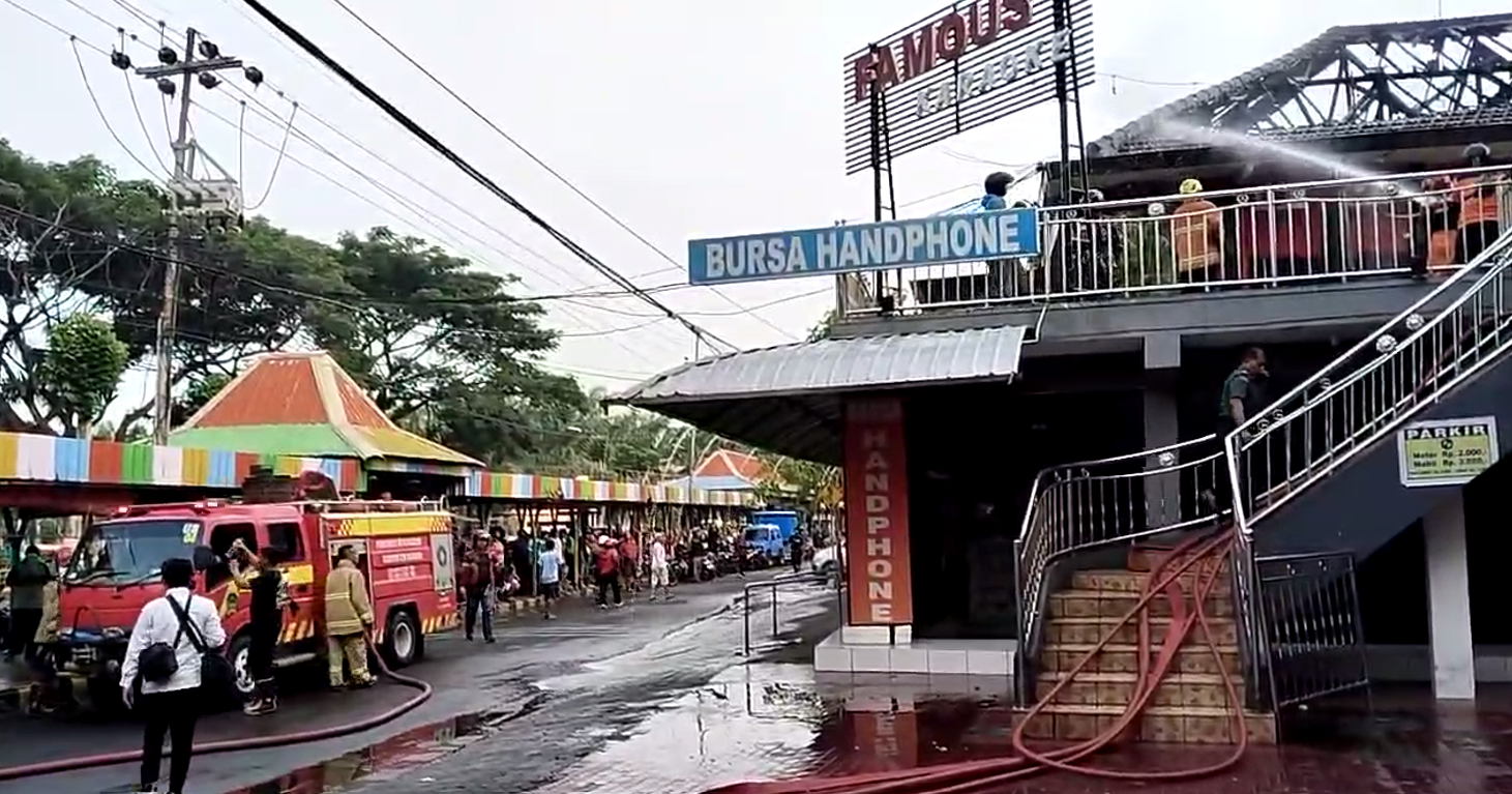 KARAOKE LAGI: Dua hari setelah kebakaran tempat karaoke di Tegal, Famous Cafe & Karaoke di Madiun menyusul dilanda kebakaran, Rabu (17/1). (OKTA NUR/RADAR MADIUN)