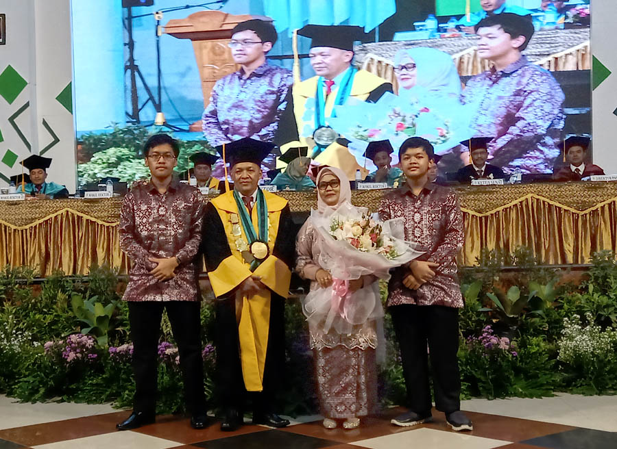 TERIMA GELAR : Prof. Dr. H. Agus Purnomo, M.Ag (tengah) dikukuhkan sebagaima guru besar Bidang Ilmu Hukum Fakultas Syariah IAIN Ponorogo, Rabu (17/1).