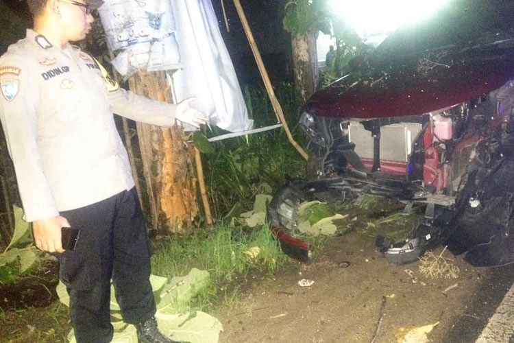 LAKA TUNGGAL: Polisi melakukan olah TKP Toyota Rush menabrak pohon di Jalan Pacitan-Ponorogo, Desa/Kecamatan Arjosari, Rabu (17/1) malam. (POLSEK ARJOSARI)