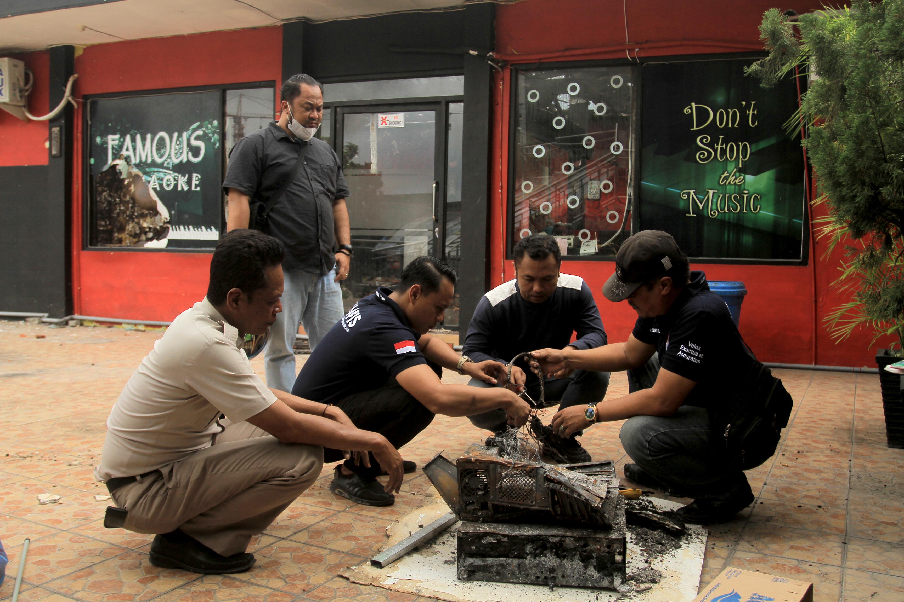 CARI PENYEBAB: Sejumlah petugas Polres Madiun Madiun Kota kemarin melakukan olah TKP kebakaran Famous Cafe & Karaoke. (BAGAS BIMANTARA/RADAR MADIUN)