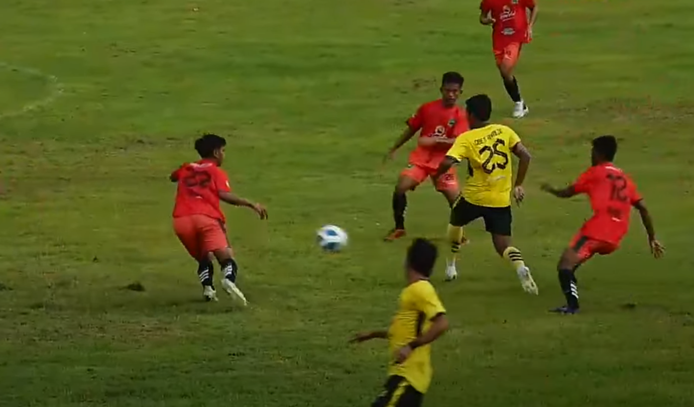 SENGIT: Tiga pemain Persekabpas menekan pemain PSM Madiun, Kamis (8/1). (YOUTUBE PSSI JATIM)