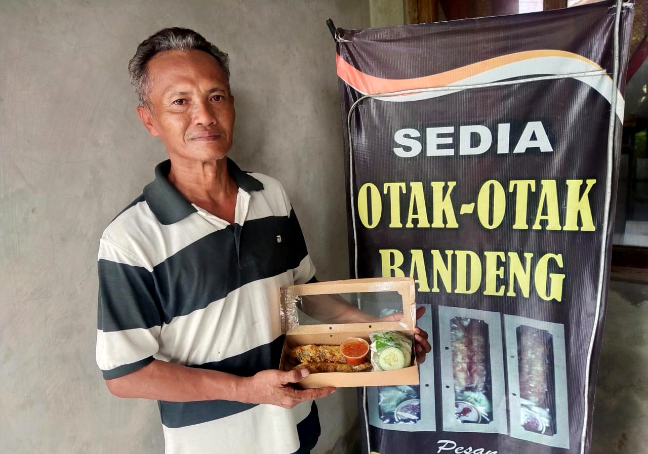 BERGIZI: Marsudi Imam Asmono menujukkan produk olahan ikan bikinannya berupa otak-otak bandeng.&nbsp;(ABRIYANTO/RADAR MADIUN)
