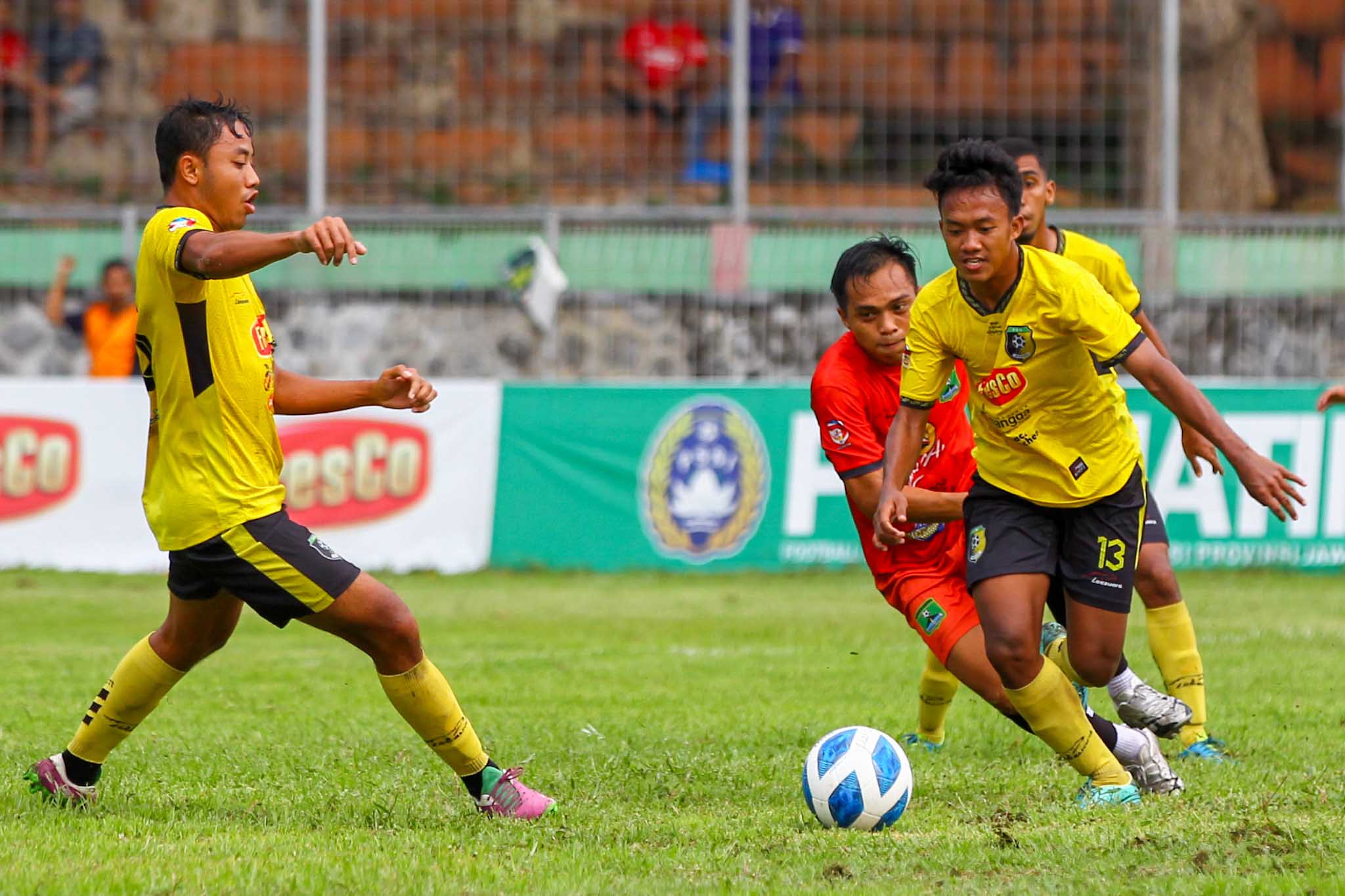 ALOT: PSM Madiun saat menghadapi Persekabpas Pasuruan pada Kamis (18/1) lalu. Laskar Banteng Wilis bertekad bangkit ketika meladeni PS Mojokerto Putra siang nanti (20/1). (ZUBAIDILLAH/RADAR BROMO)