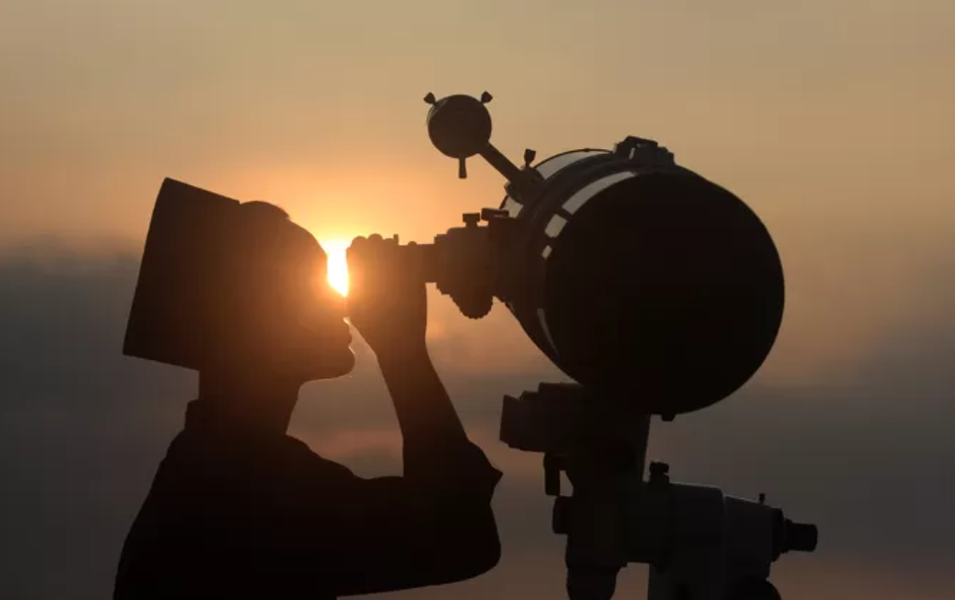 Ilustrasi pemantauan hilal