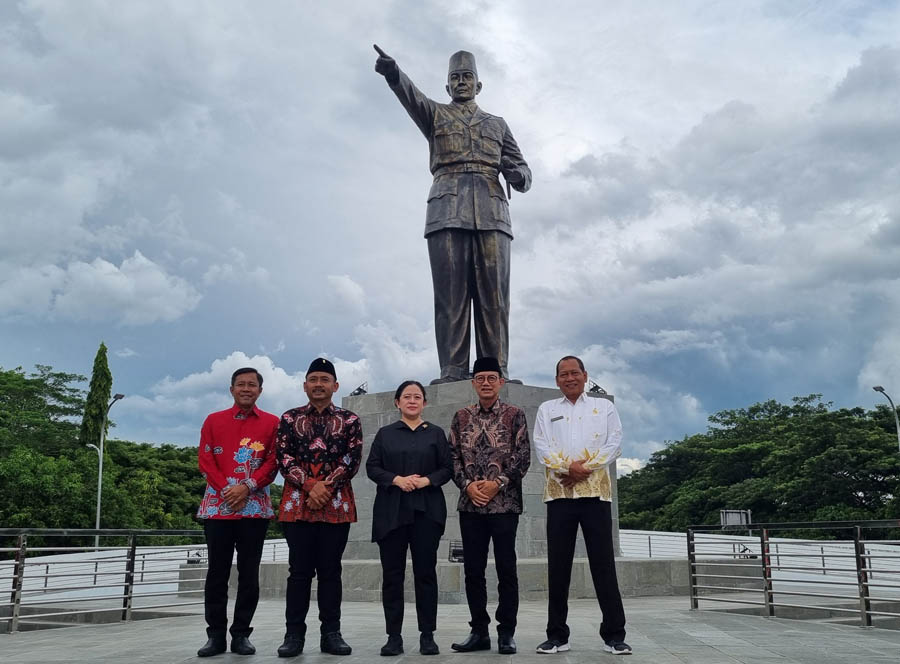 SOLID : Bupati Ngawi Ony Anwar Harsono, Wabup Dwi Rianto Jatmiko, Budi &ldquo;Kanang&rdquo; Sulistyono, dan Ketua DPRD Ngawi Heru Kusnindar foto bersama Ketua DPR Puan Maharani di bawah patung Bung Karno
