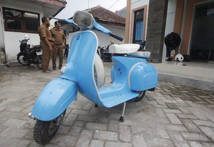 GANTI PEMILIK: Hasil lelang dua vespa milik Bupati Ponorogo Sugiri Sancoko disalurkan untuk korban perang di Palestina.